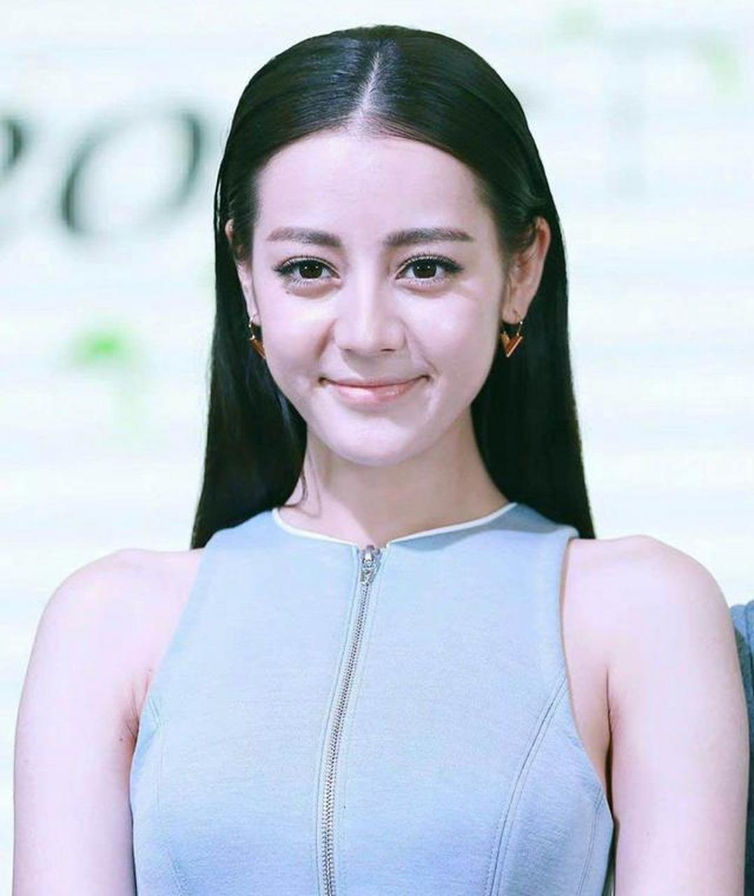 迪丽热巴的眼睛很大,水灵灵的大眼睛会给人一种很有神的感觉.