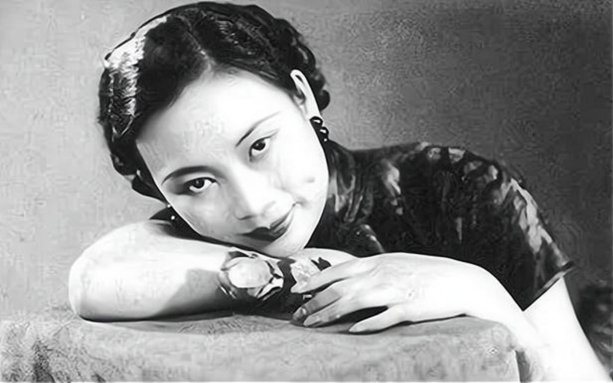 1938年,郁达夫的妻子王映霞怀孕了,但她不想要这个孩子,就问最好的