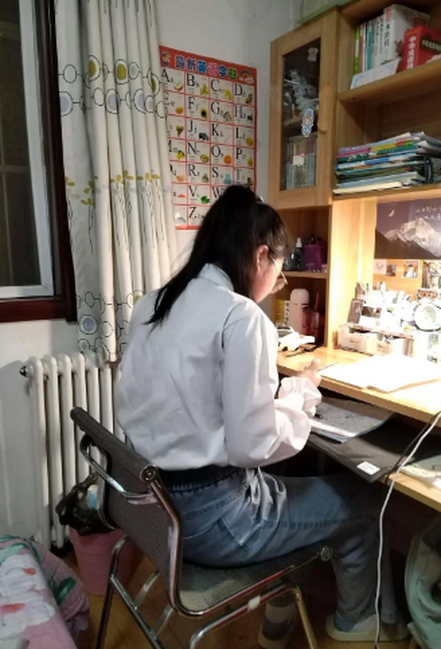 我家大闺女,今年12岁上六年级,可这背影怎么让我有种21岁的感觉呢?