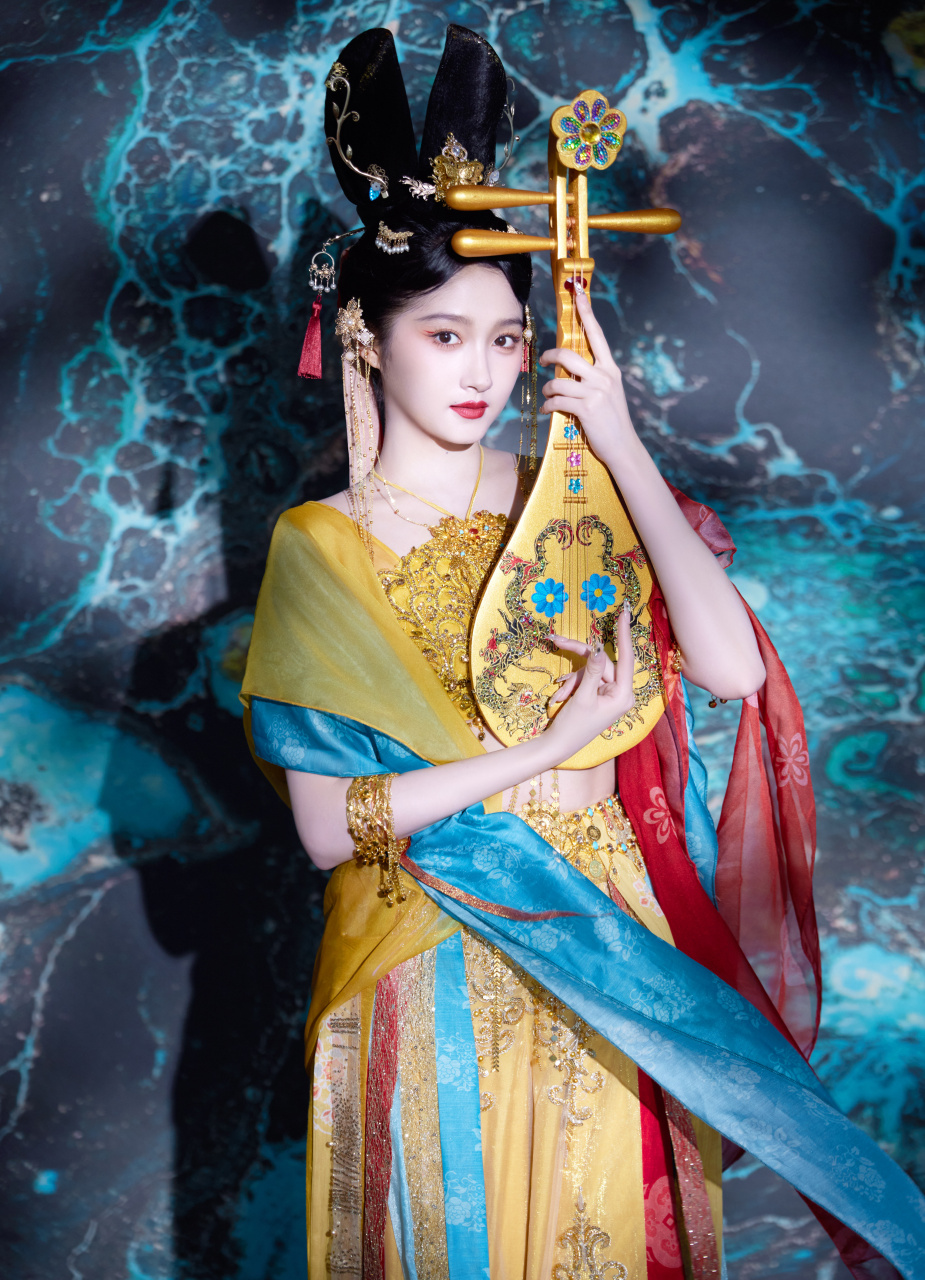 关晓彤《王牌对王牌》的造型也太绝了,一袭红衣古装造型温婉可人,演绎