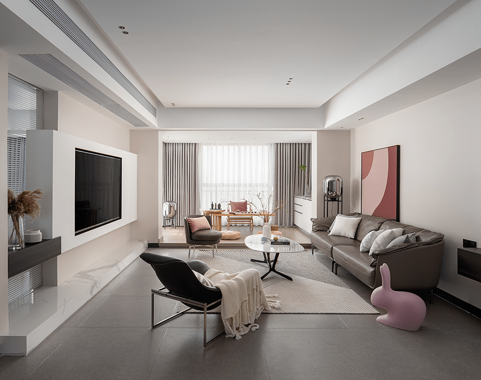 这套现代风格的三居室房子,客厅天花采用简洁的无主灯设计,搭配浅灰