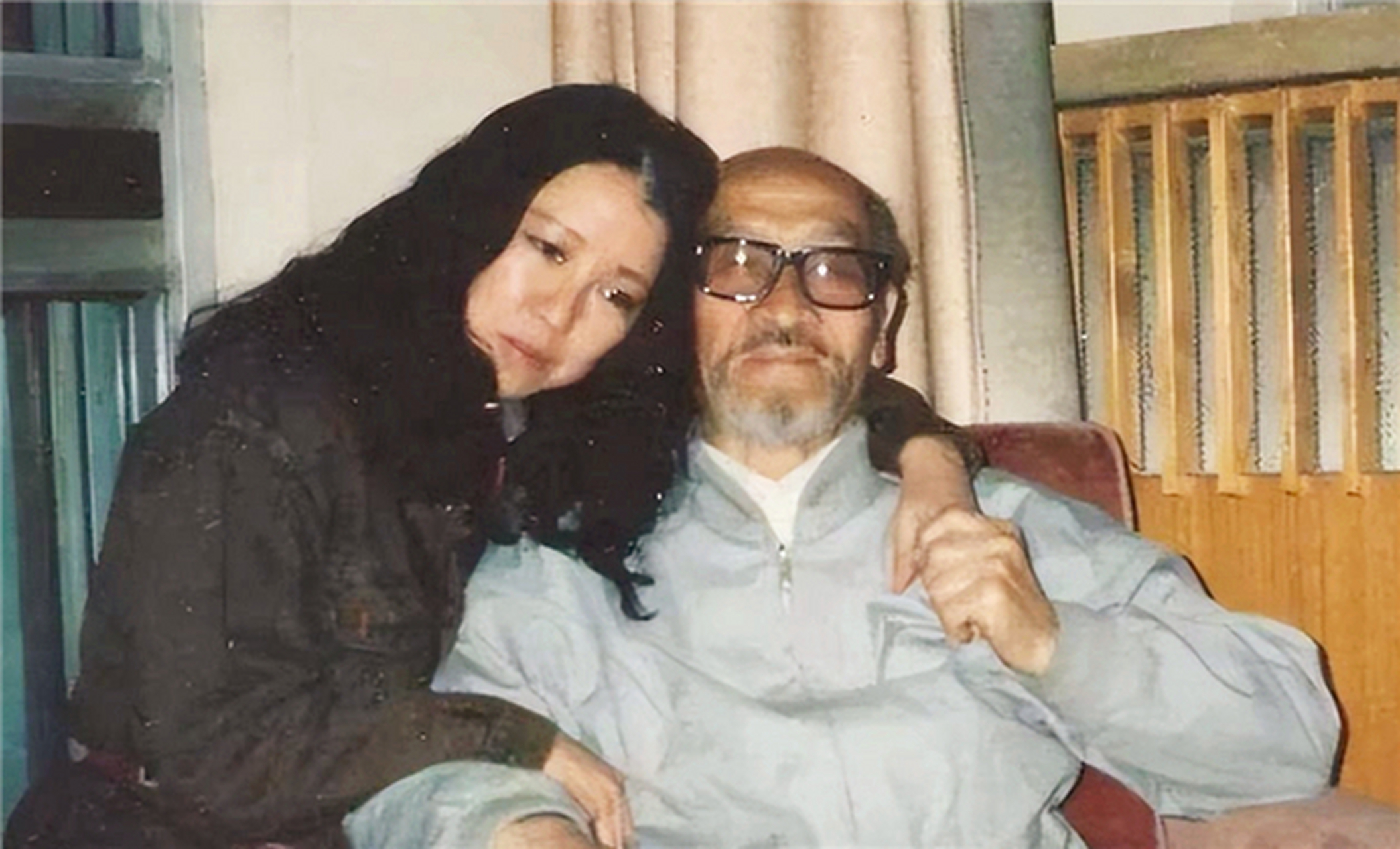 三毛与王洛宾:30岁的忘年恋,却因世俗无疾而终  在遥远的西北大漠上