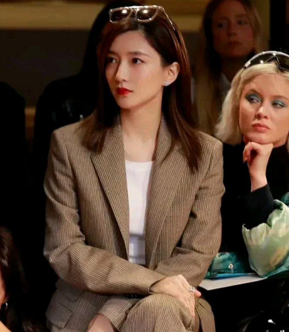 江疏影一袭棕色条纹西装套装出席活动,,一手插兜,干净利落,身上散发