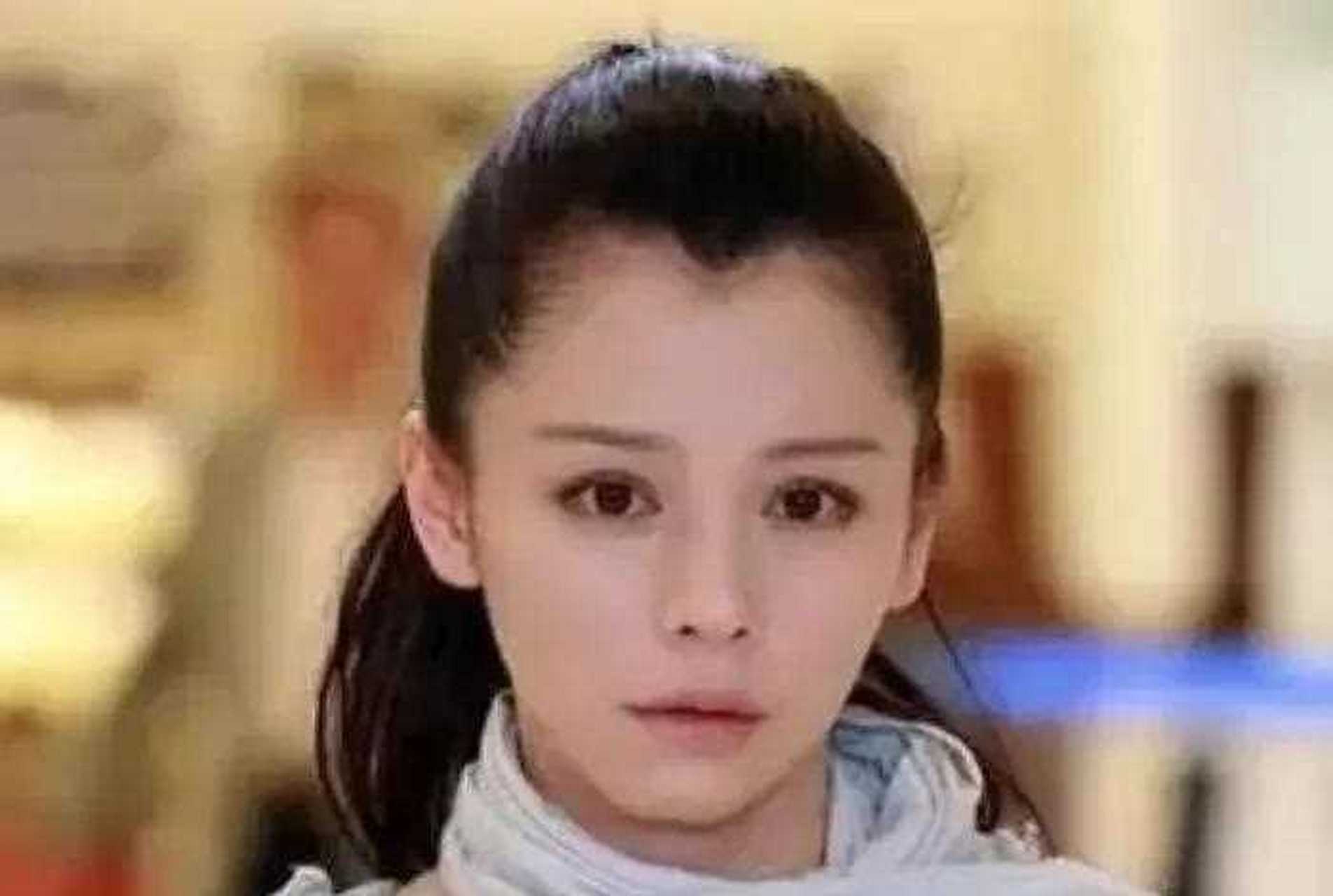 许多女星都不是平整的发际线,而是有美人尖,并且她们都保留了这个特色