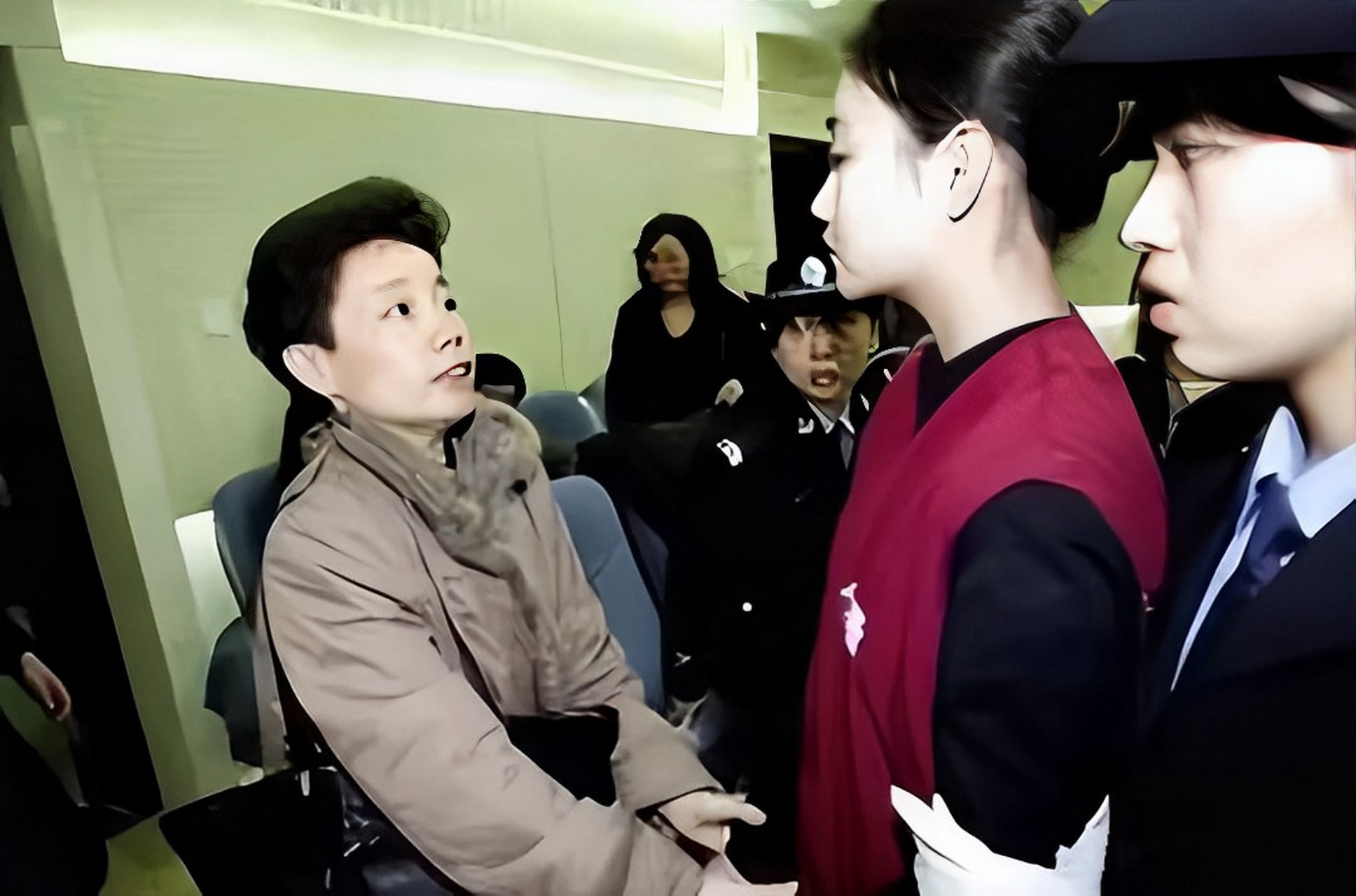 2006年,年轻貌美的北京姑娘张笑为了满足男友对奢侈品的欲望,从亲戚