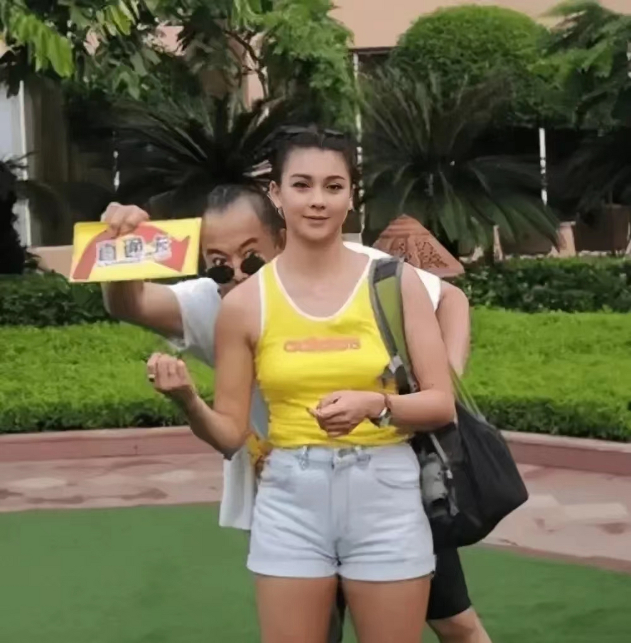 张铁林的混血女儿张月亮,长相惊艳,却跟爸爸一点都不像!