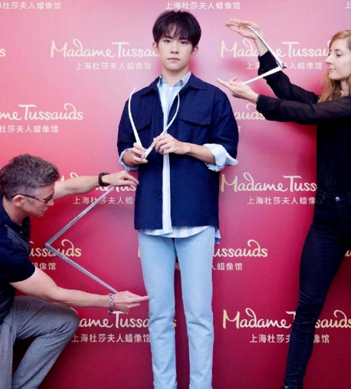 上海杜莎夫人蜡像馆的易烊千玺双人蜡像,制作水平非常出色.