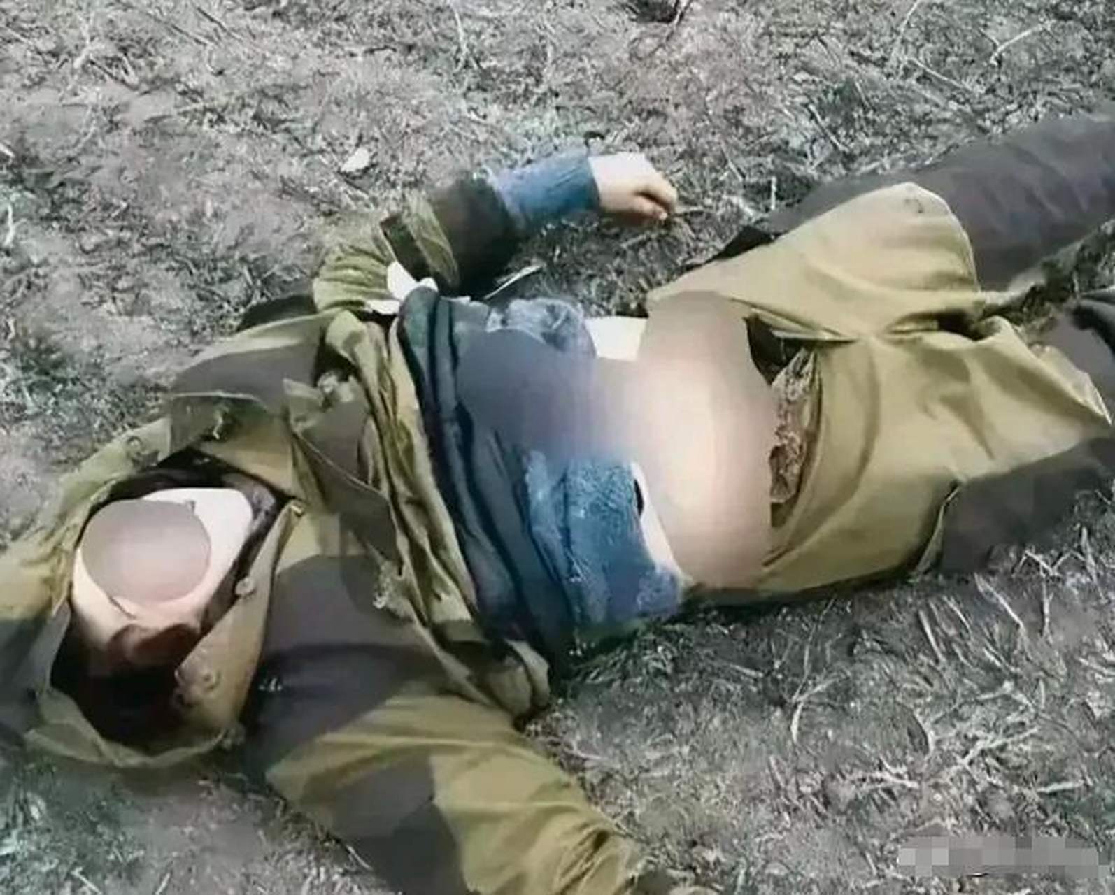 真可惜,乌克兰一漂亮女兵阵亡,裤子还被解开,露出了黑色短裤.