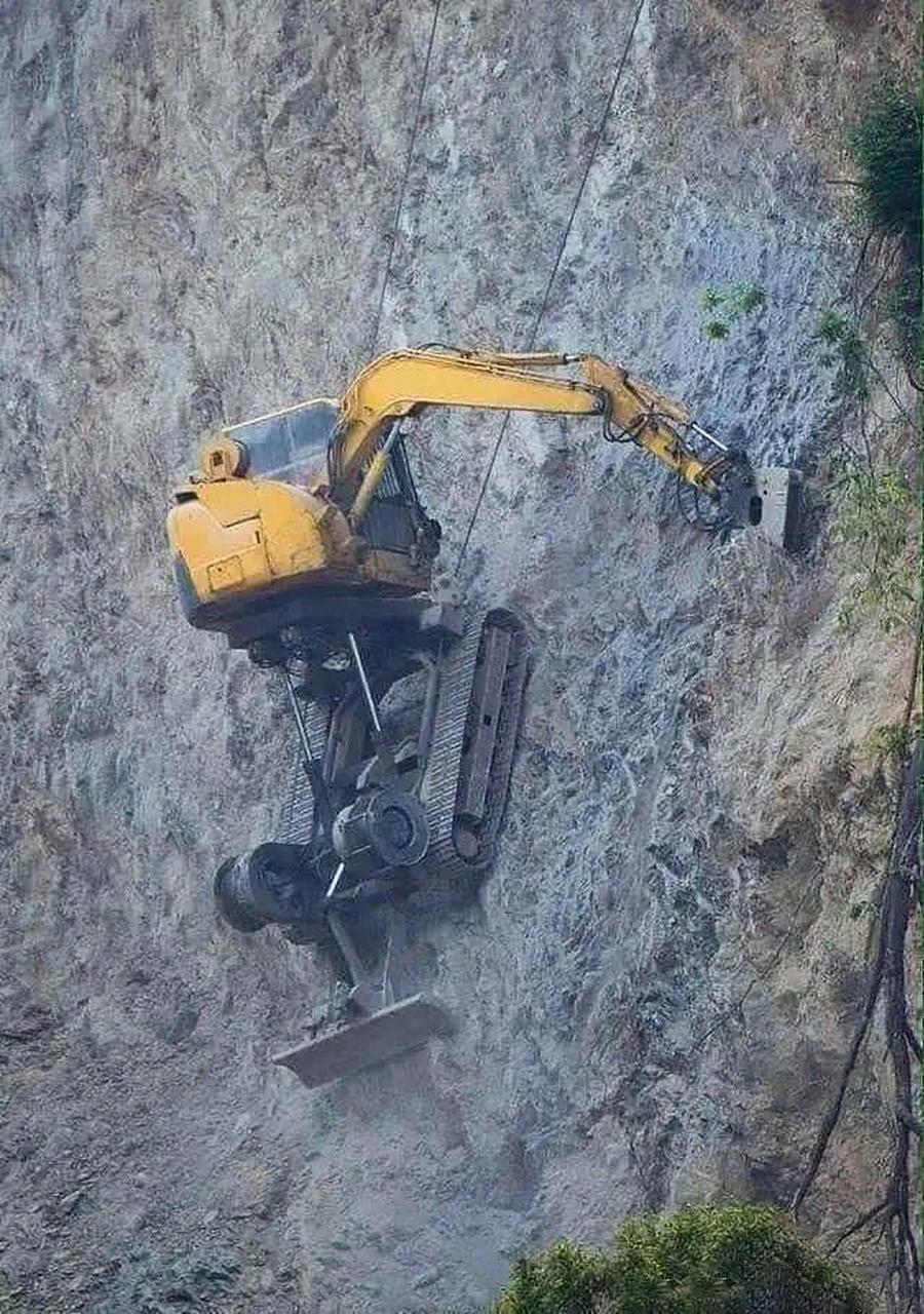 这些开挖掘机的大师,心理素质为啥都这么好,甚至敢在悬崖峭壁上开挖呢