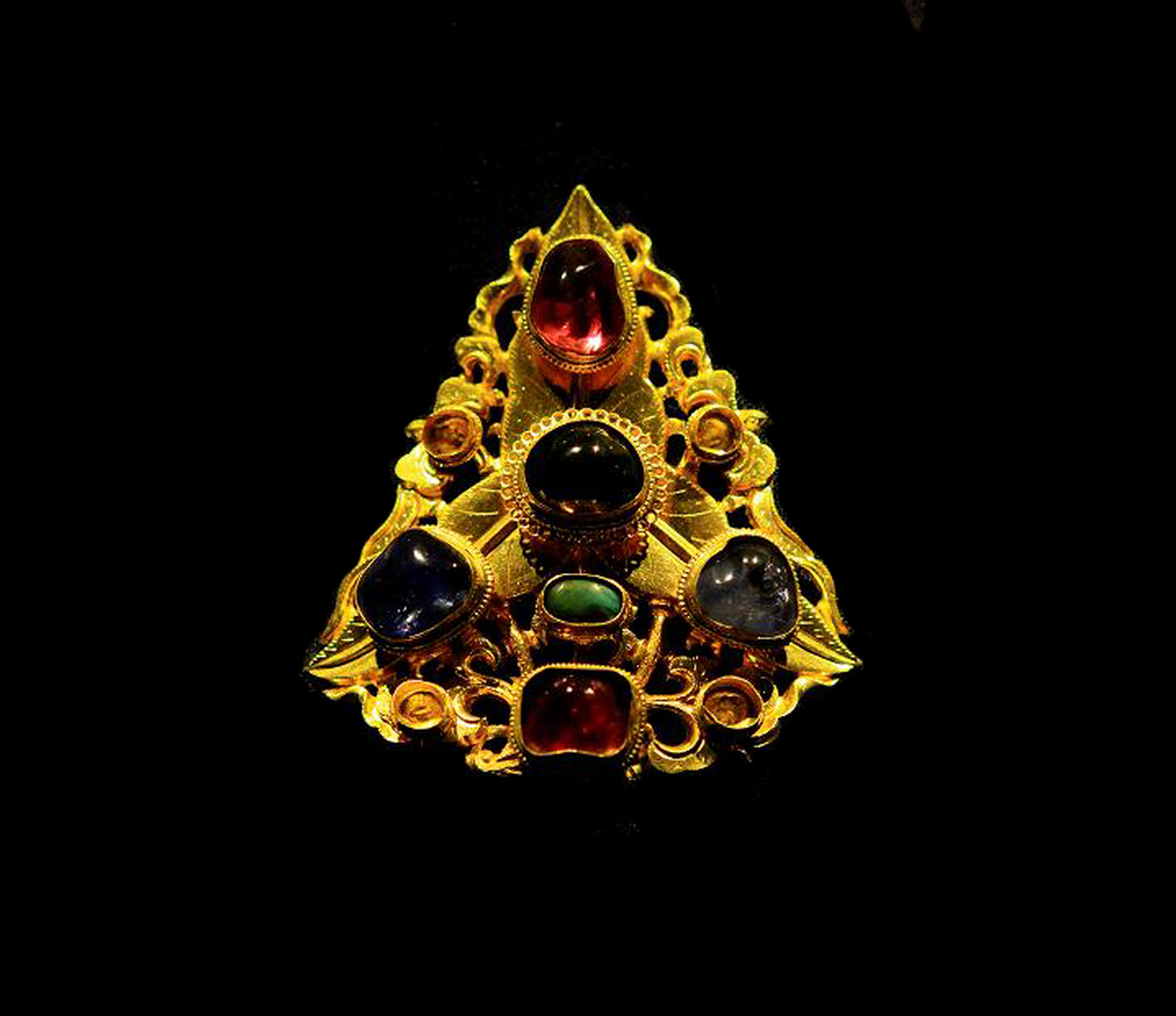 古代妇女一般用笄,簪,钗等将盘起的发髻固定在头上.