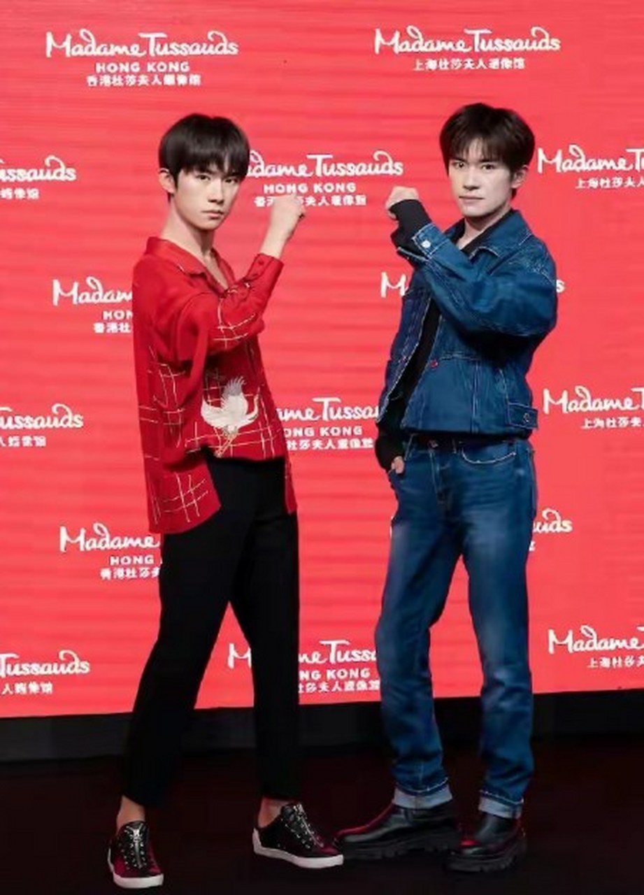 易烊千玺全新的蜡像登陆香港杜莎夫人蜡像馆了!