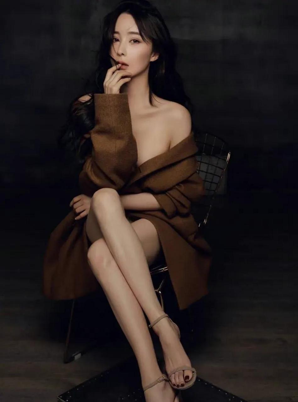 孙雅精美写真照,微露香肩,大长腿太迷人了