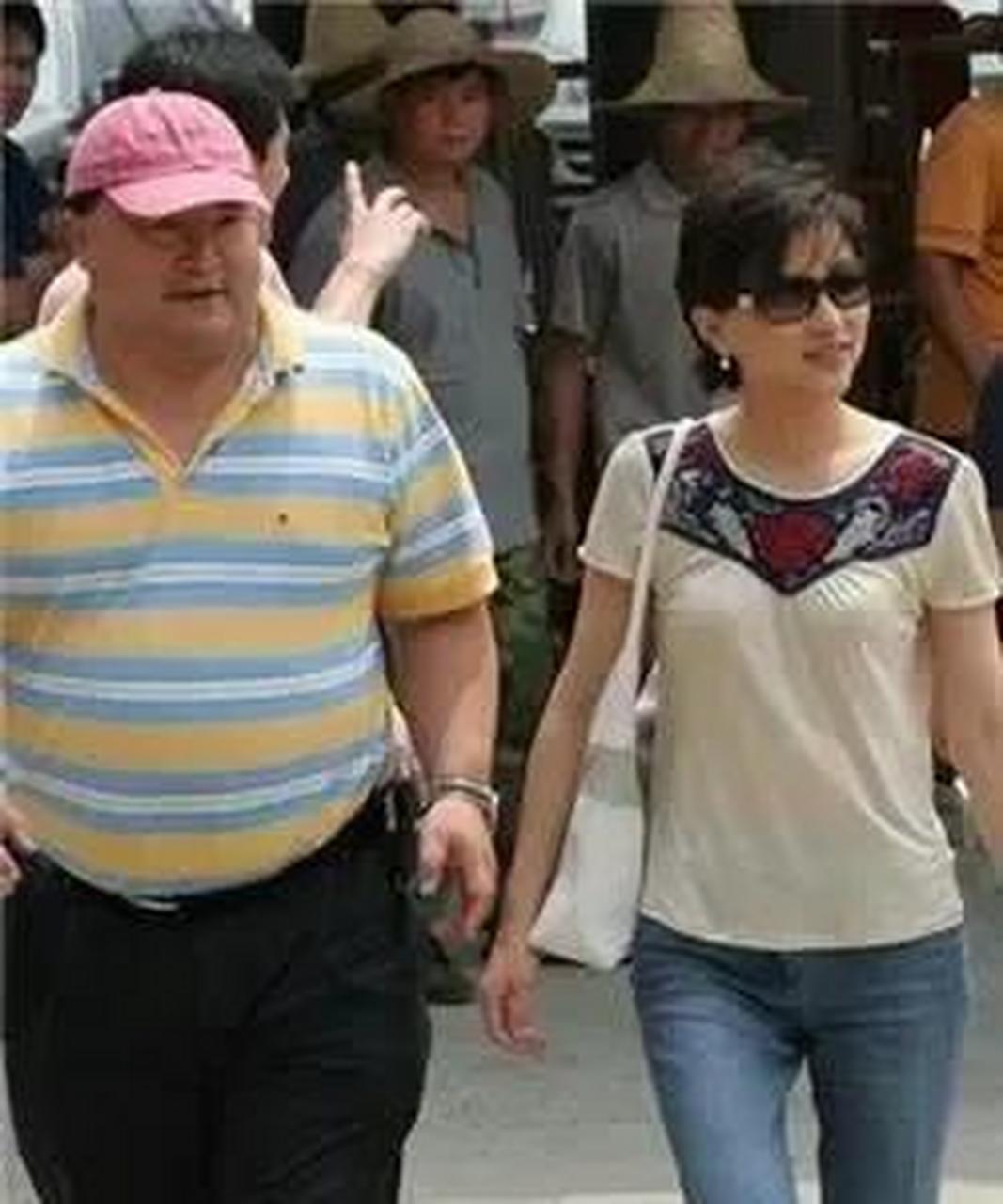 1994年,26岁的杨澜向丈夫张一兵提出离婚后,转身嫁给了一个肥头大耳的