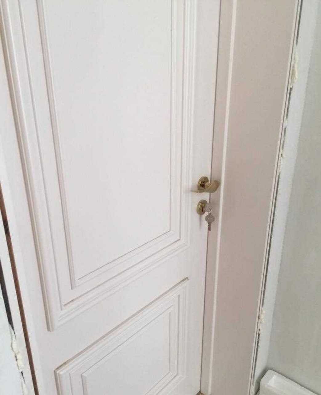 卖门的人会告诉你:纯白色容易发黄,象牙白就不会.