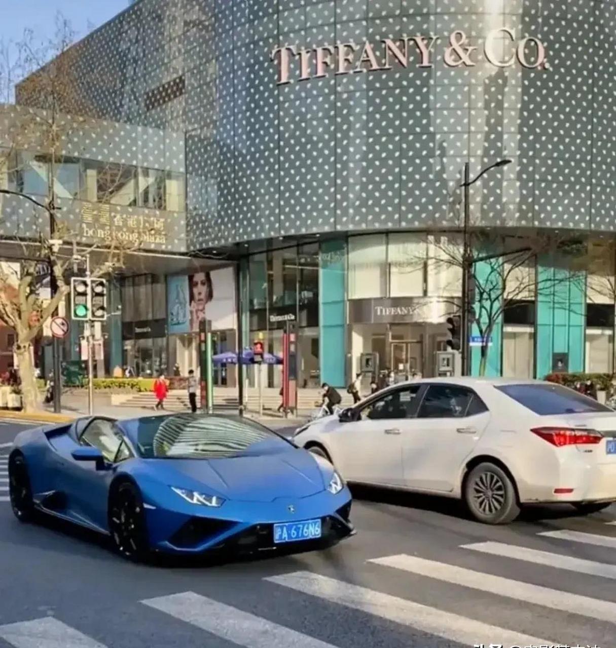 孙俪开300多万豪车现身上海街头,十分气派,想让人不注意都难.