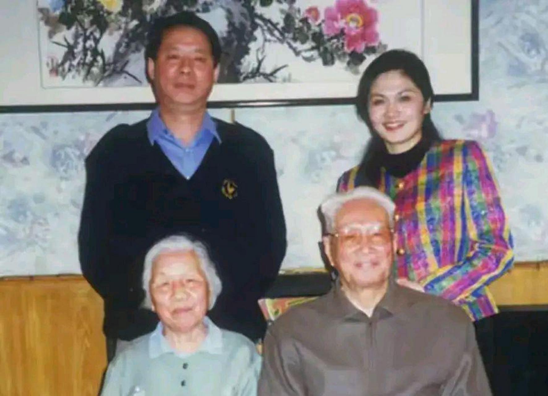 这是开国中将张震及夫人和四儿子,四儿媳妇一起拍的照片!