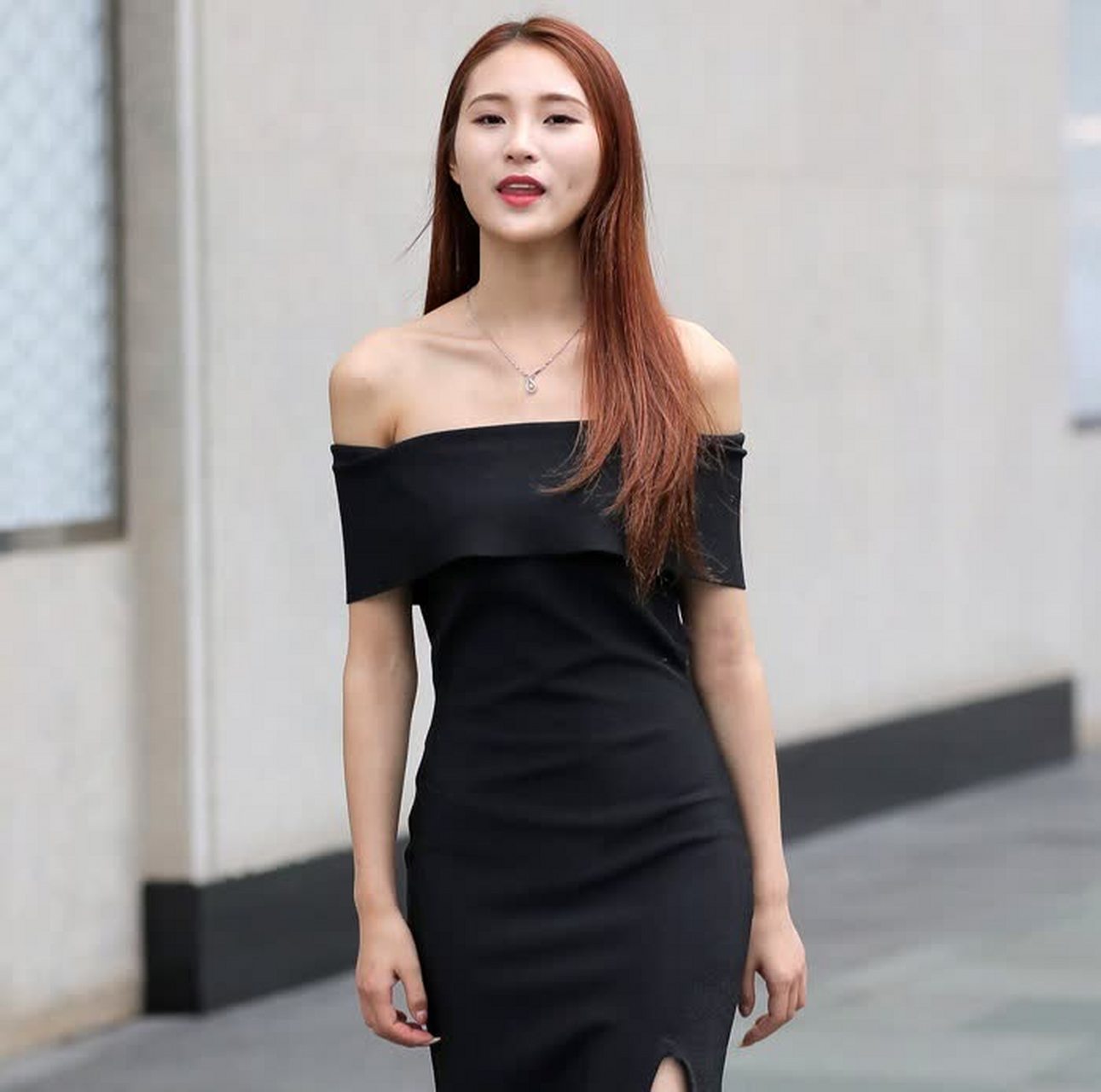 小姐姐性感的黑色露肩裙,尽显迷人玲珑身段