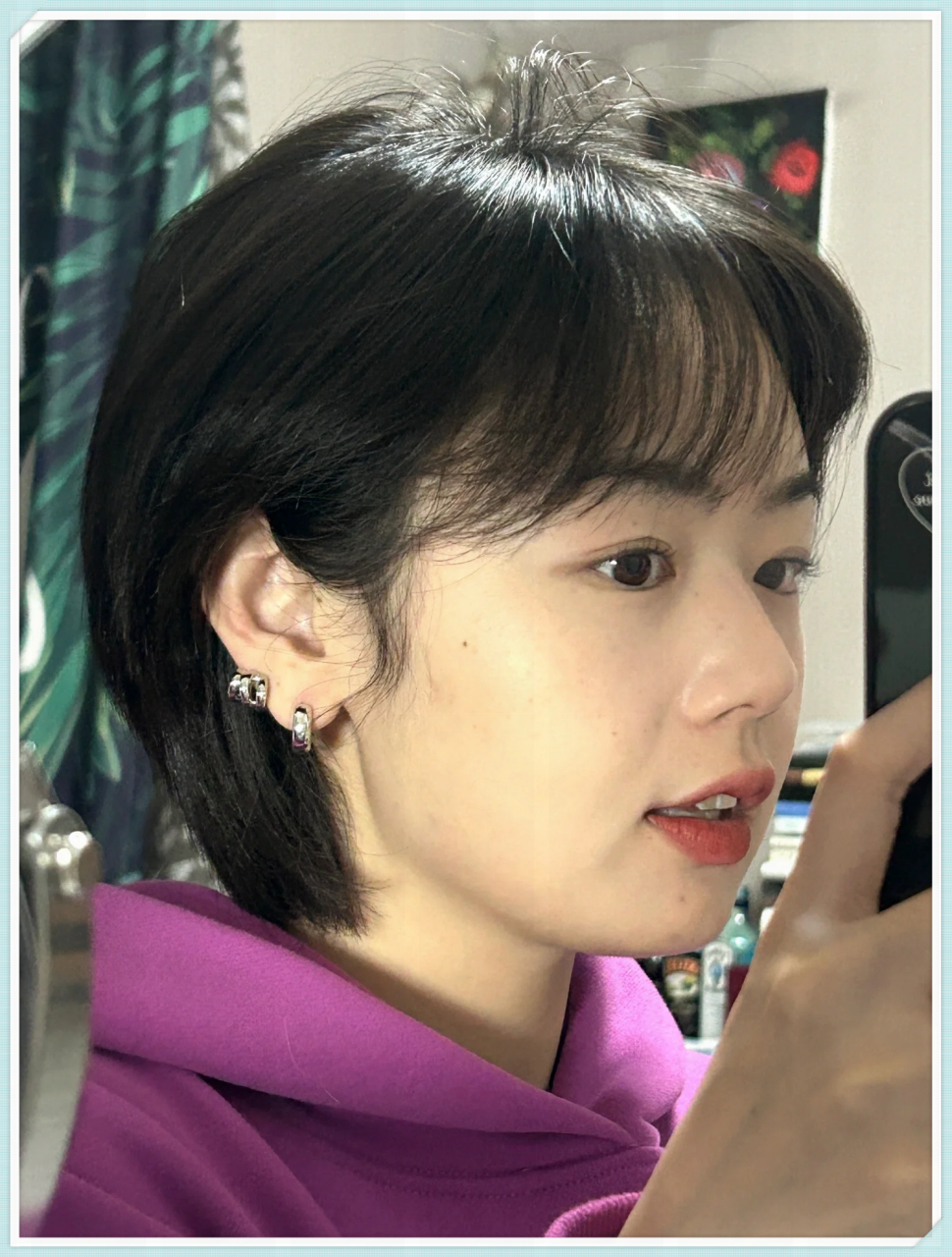 选择适宜的耳饰款式,如耳环,耳线,耳钉等,让你的短发时尚感倍增.