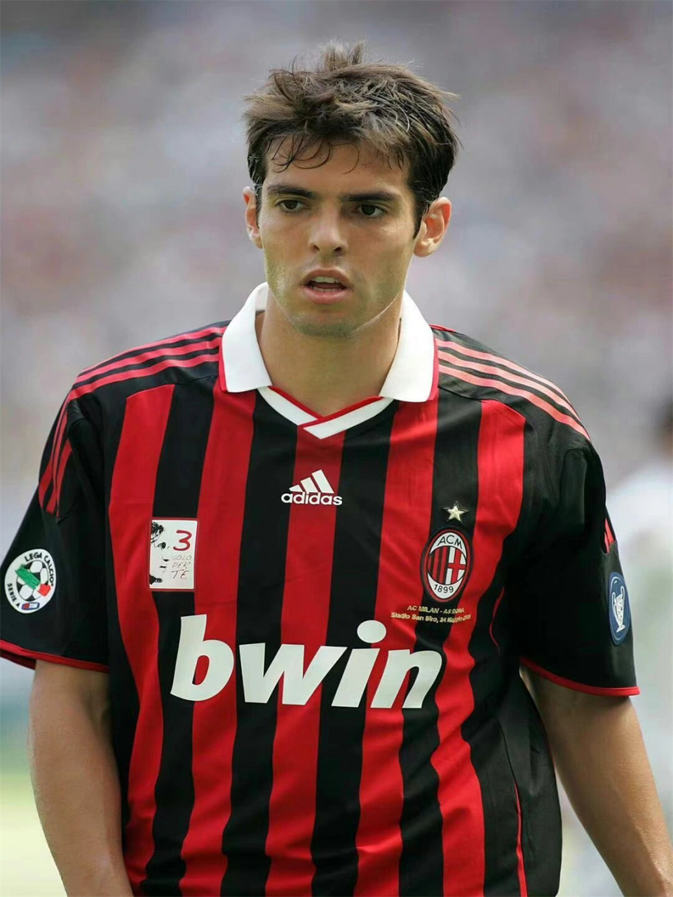 郎艳独绝,世无其二  卡卡是一位著名的足球运动员,出生于巴西圣保罗