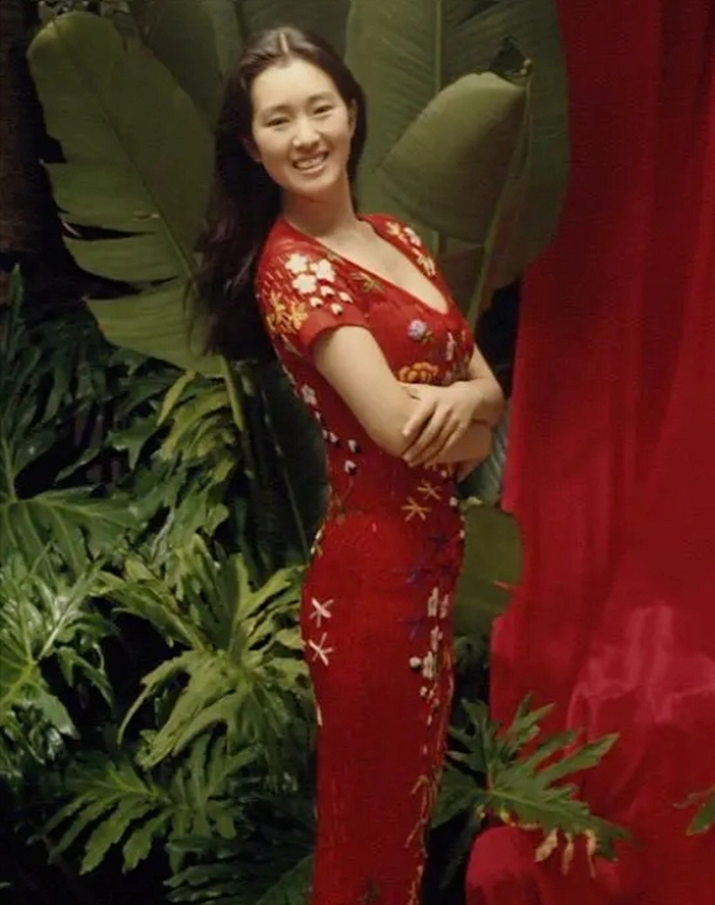 巩俐美貌丝毫不受年龄限制,30年前写真穿碎花裙,穿紧身款显身材,岁月