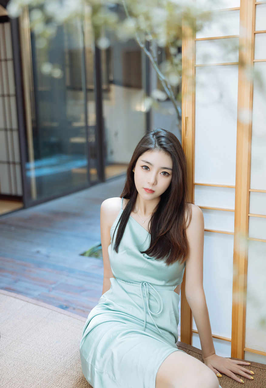 淡蓝色连衣裙搭配性感白丝袜,丰盈柔美的身材娇媚动人,优美笔直的芊芊