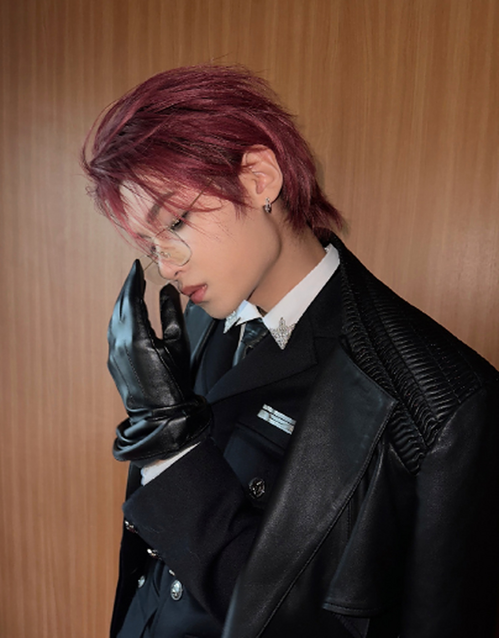 黄明昊发博晒对镜自拍库存照 红发配金边眼镜痞帅十足.