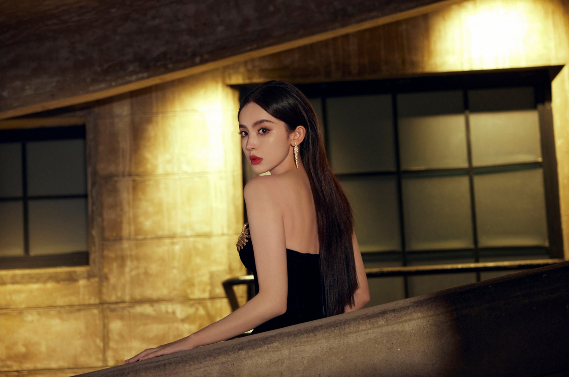 性感优雅,美艳迷人的#古力娜扎# 一袭黑金抹胸礼服裙,香艳迷人的事业