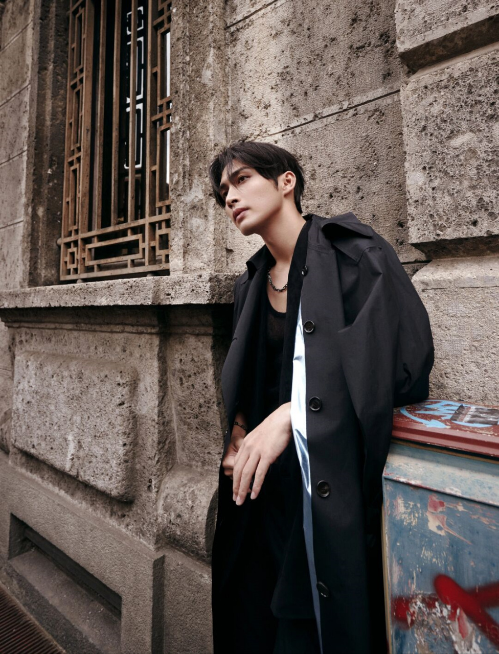 张彬彬,boss的米兰旅程  演员张彬彬身着 现身米兰街头 黑色风衣搭配