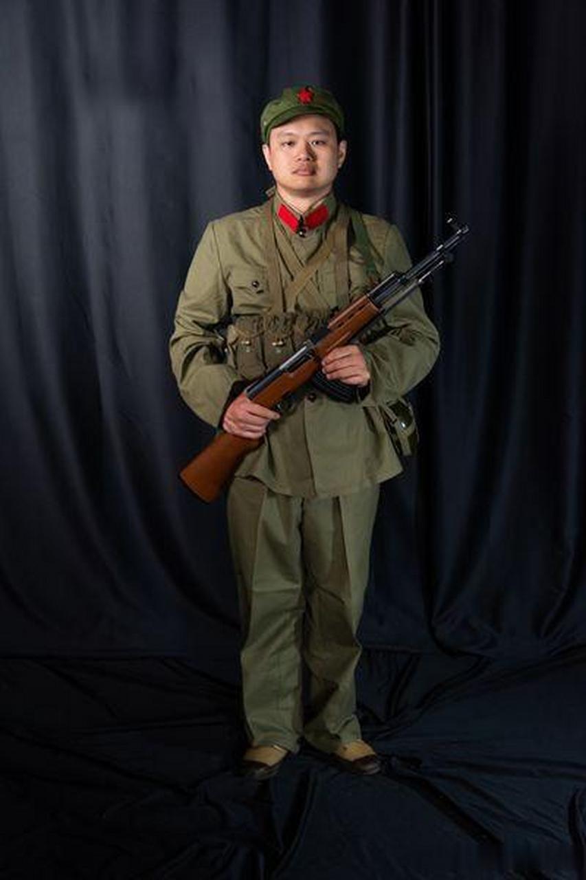 我国台湾省军迷再穿65式军服,拿的枪居然是63式自动步枪?难得.