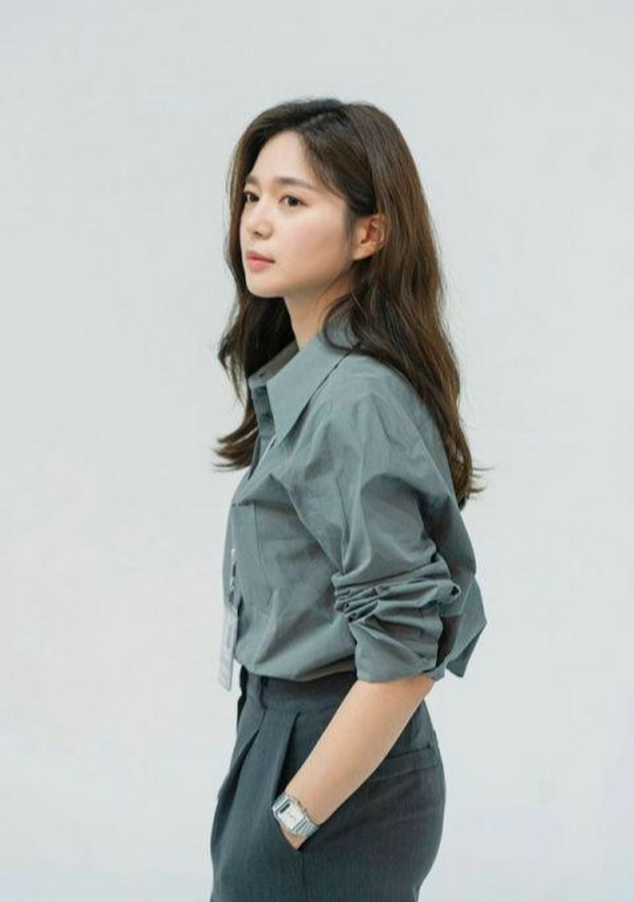 李伊利雅最新剧照与海报公开:变身美女记者 日前演员李伊利雅所属公司