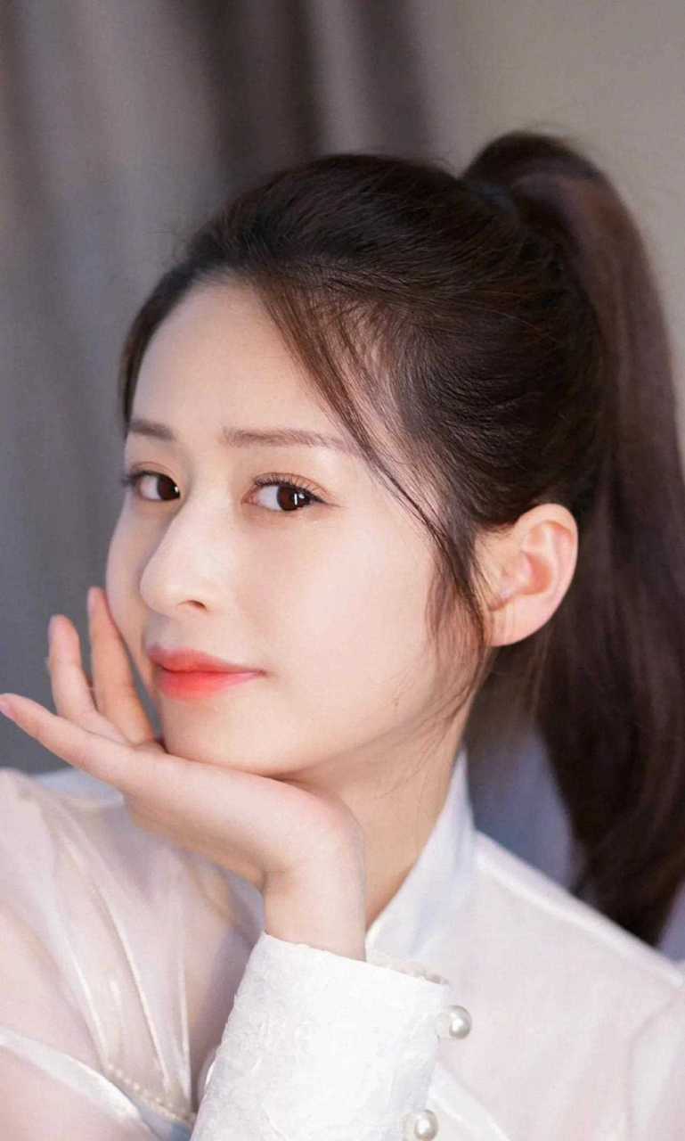 哇,元气满满的丸子头,能来个可爱的正脸吗?