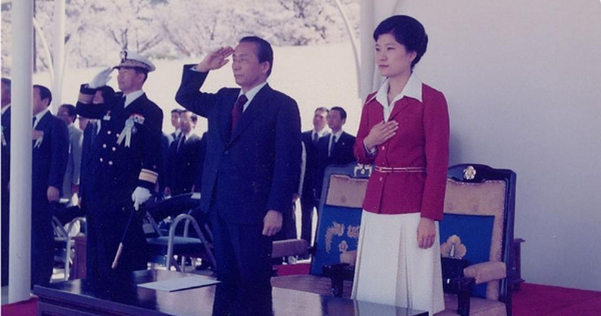 年轻时候的朴槿惠青春靓丽,家庭显赫.