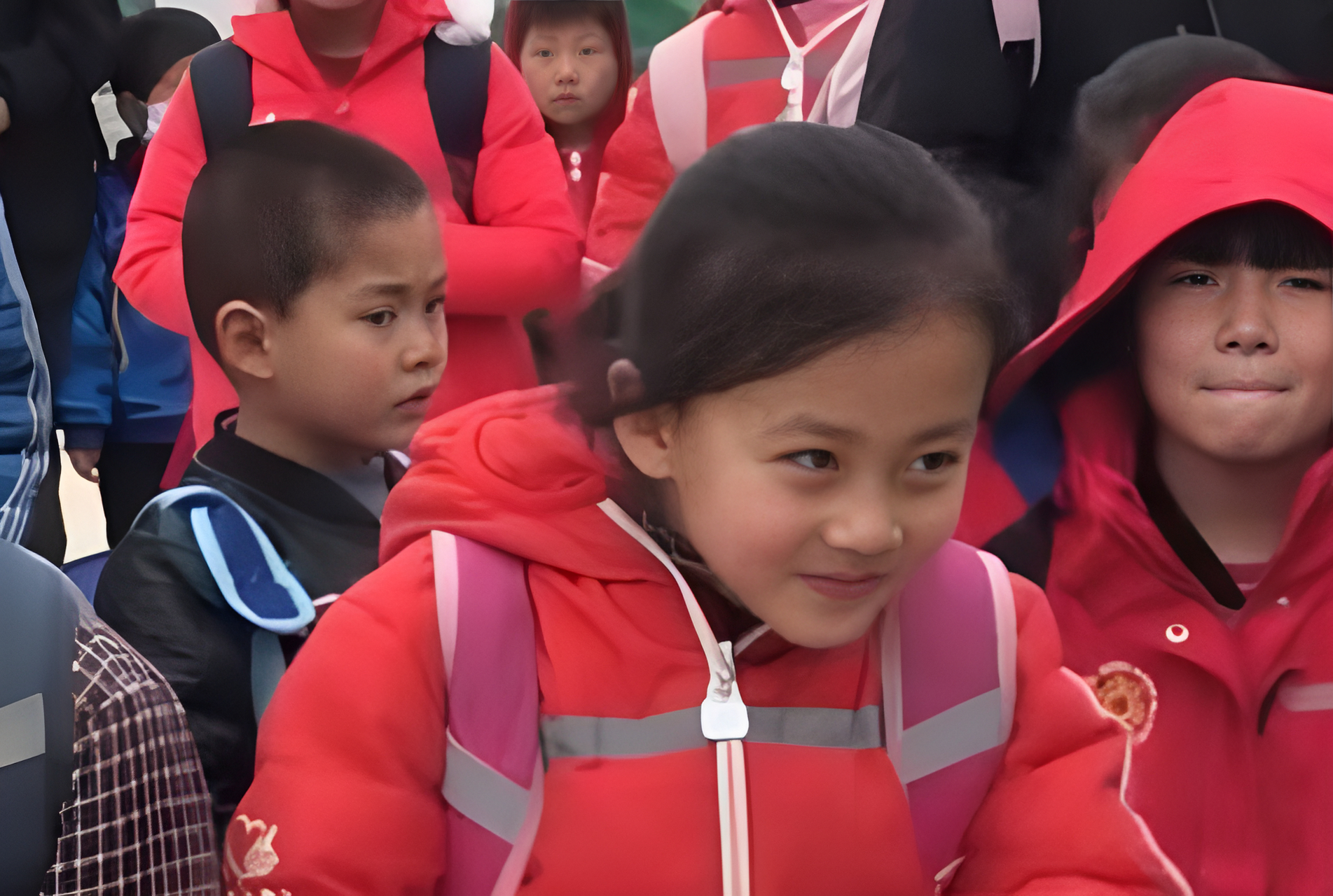 2021年,宁夏7岁小女孩铁嘉欣,因一张笑脸走红,父母为她婉拒100万签约