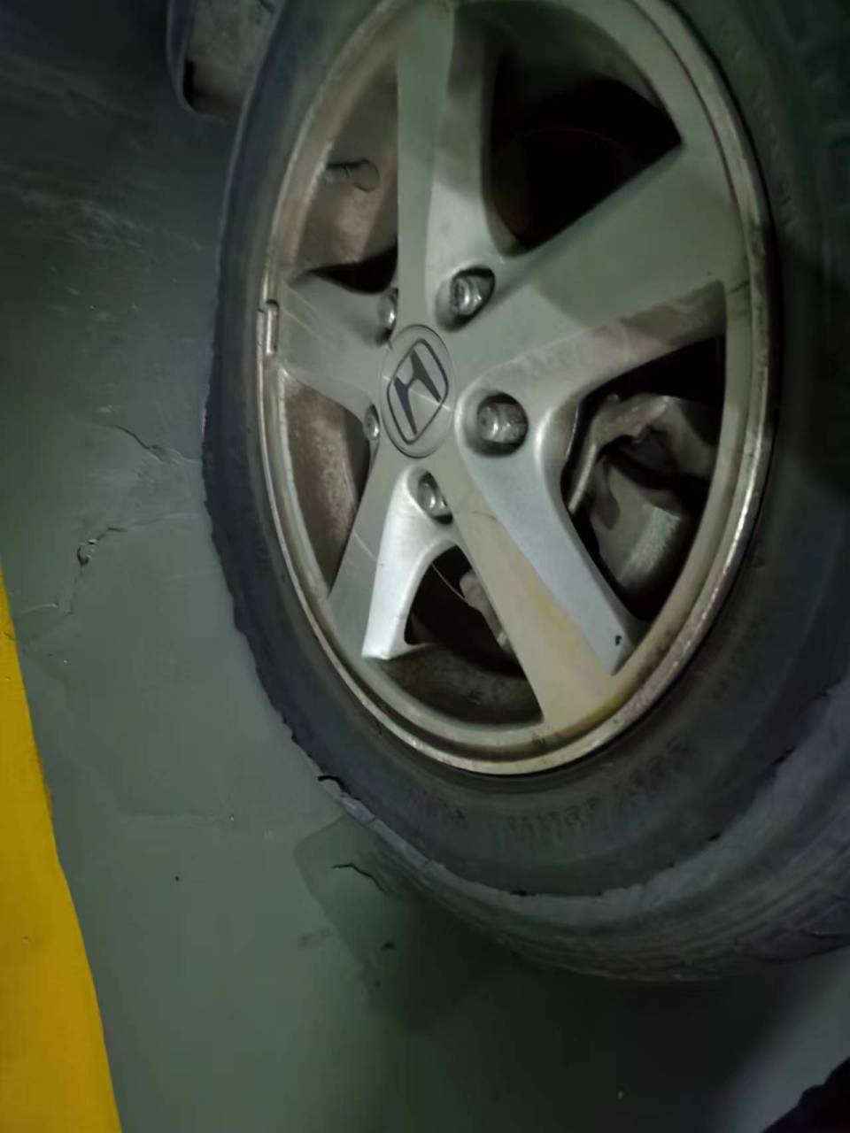 07年买的广本雅阁,在去年12月,终于第一次换轮胎了.