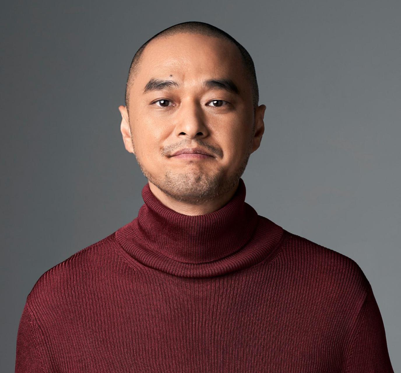 华润原董事长出事的前几天,冯唐正在办公室喝茶,胸前的古玉"啪"地碎裂