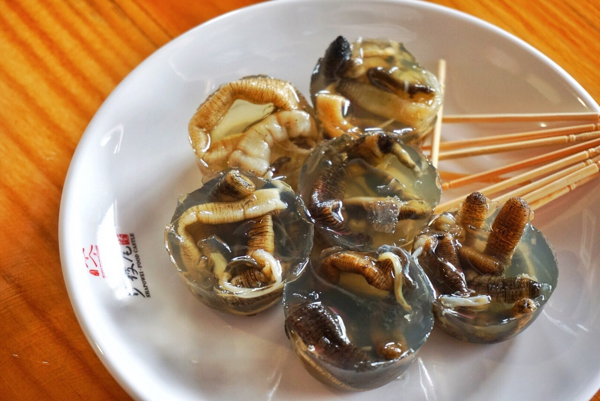 土笋冻,没见过的人只听名字,可能会以为是一种山上的植物,实际上土笋