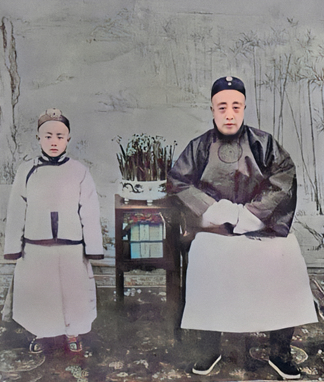 1908年,13岁的溥儒身穿便装恭恭敬敬地站在父亲载滢的右侧.