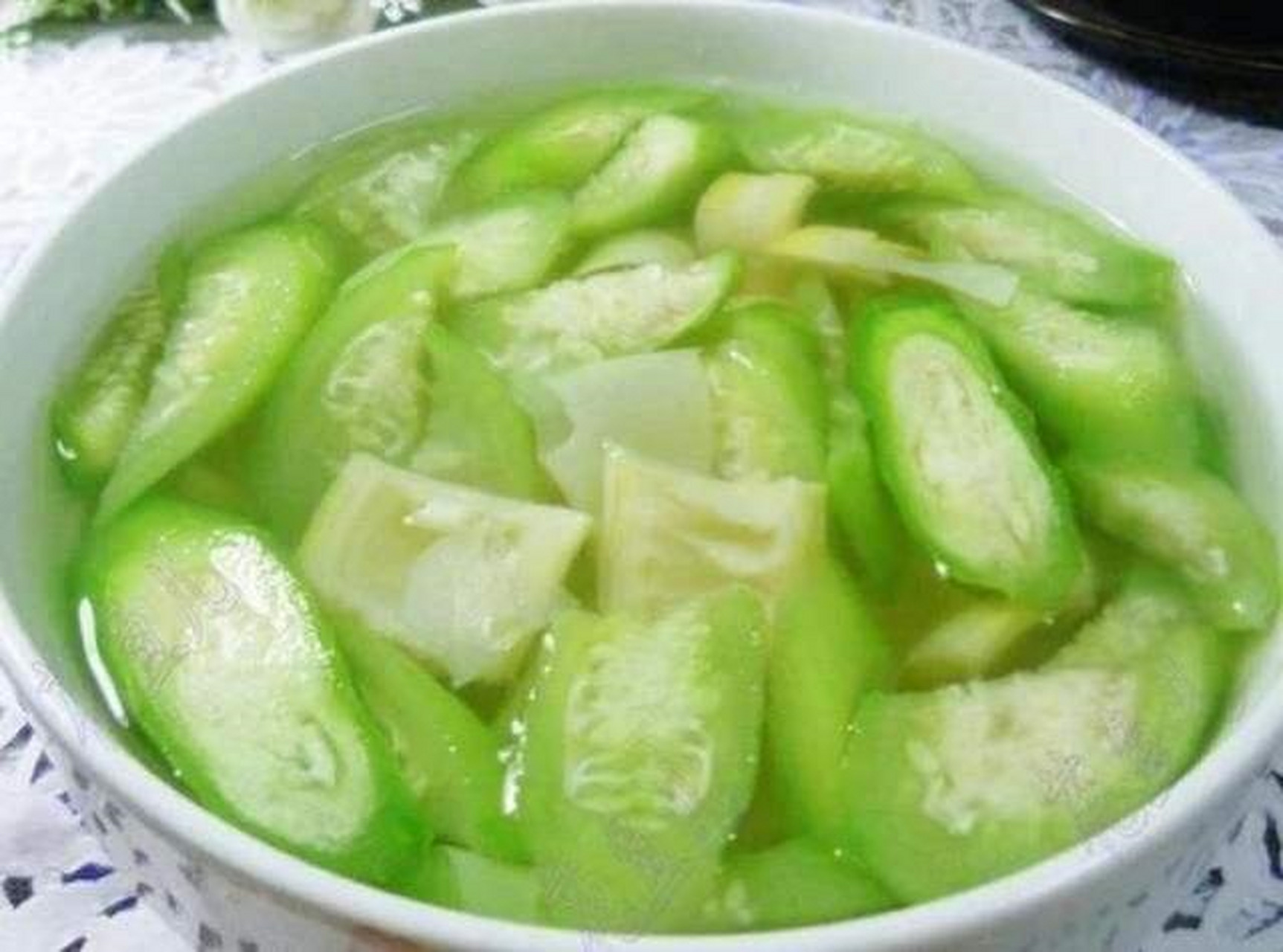 但这里的丝瓜汤较为特别,只用清水和丝瓜熬成汤,不沾一点油花,清凉祛