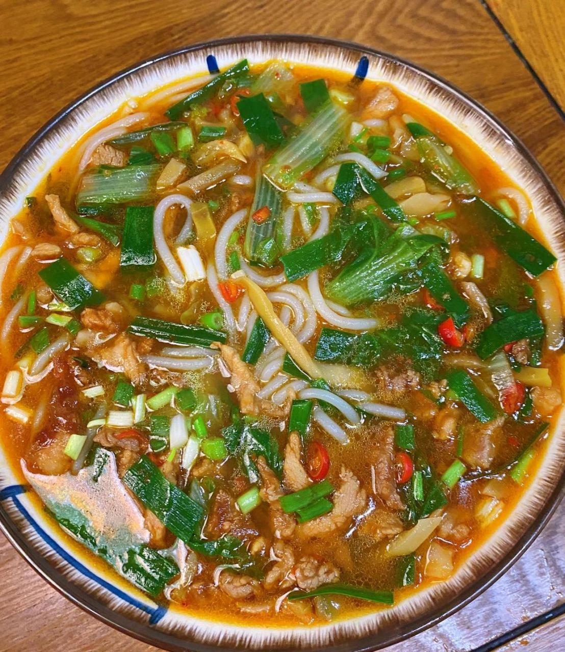 鲜美的榨菜肉丝粉,米粉爱好者们一定要吃呀|||材料米粉,榨菜丝,肉丝