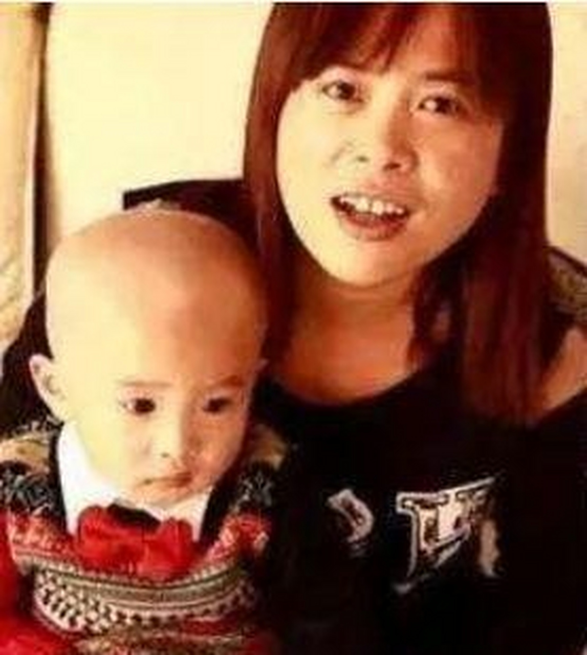 在父母的望子成龙下,易烊千玺从2岁开始,就被妈妈带着从家乡湖南到