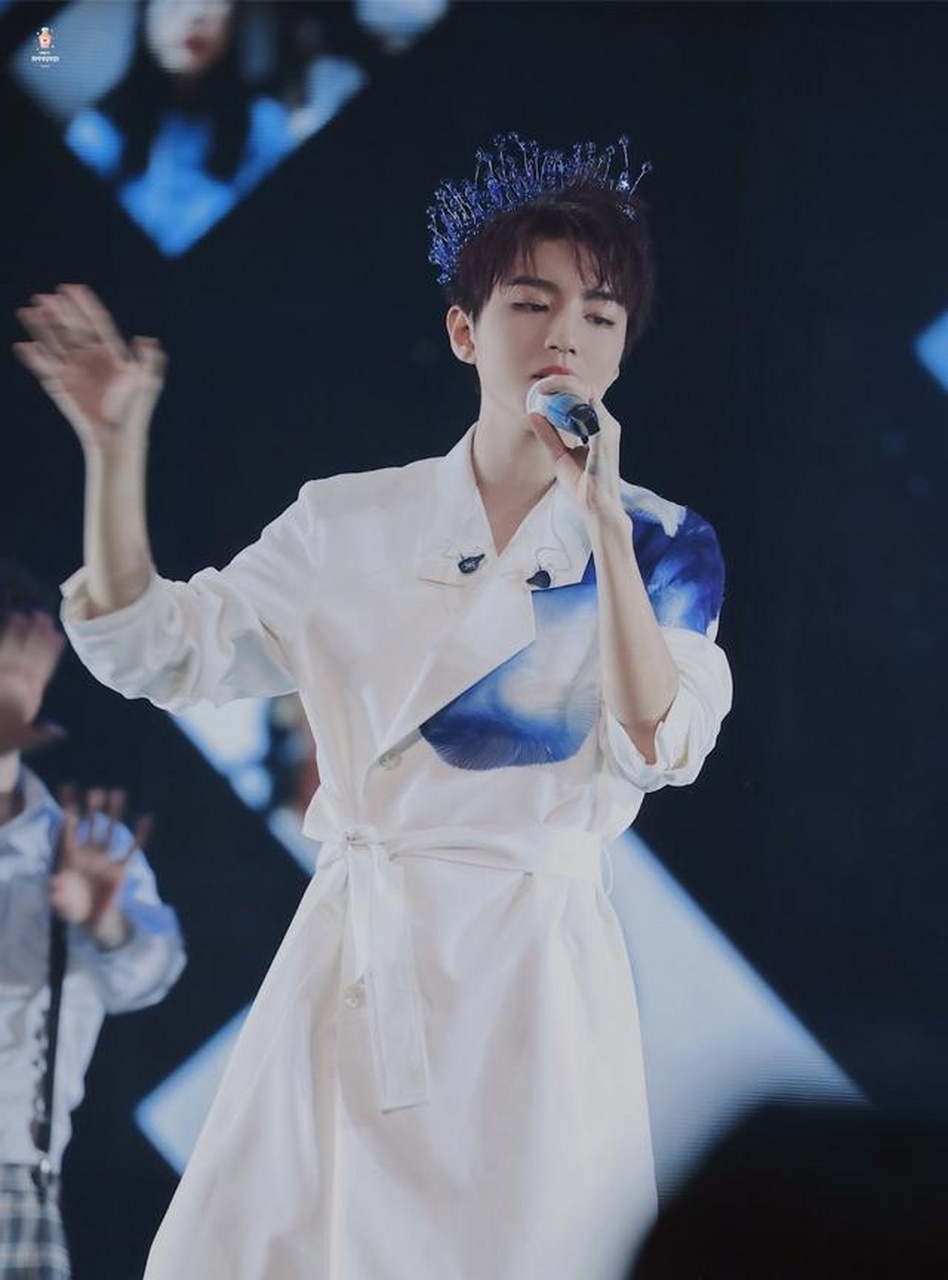 王俊凯在演唱会上的这套皇冠造型真的是白月光了,蓝白色风衣更是衬托