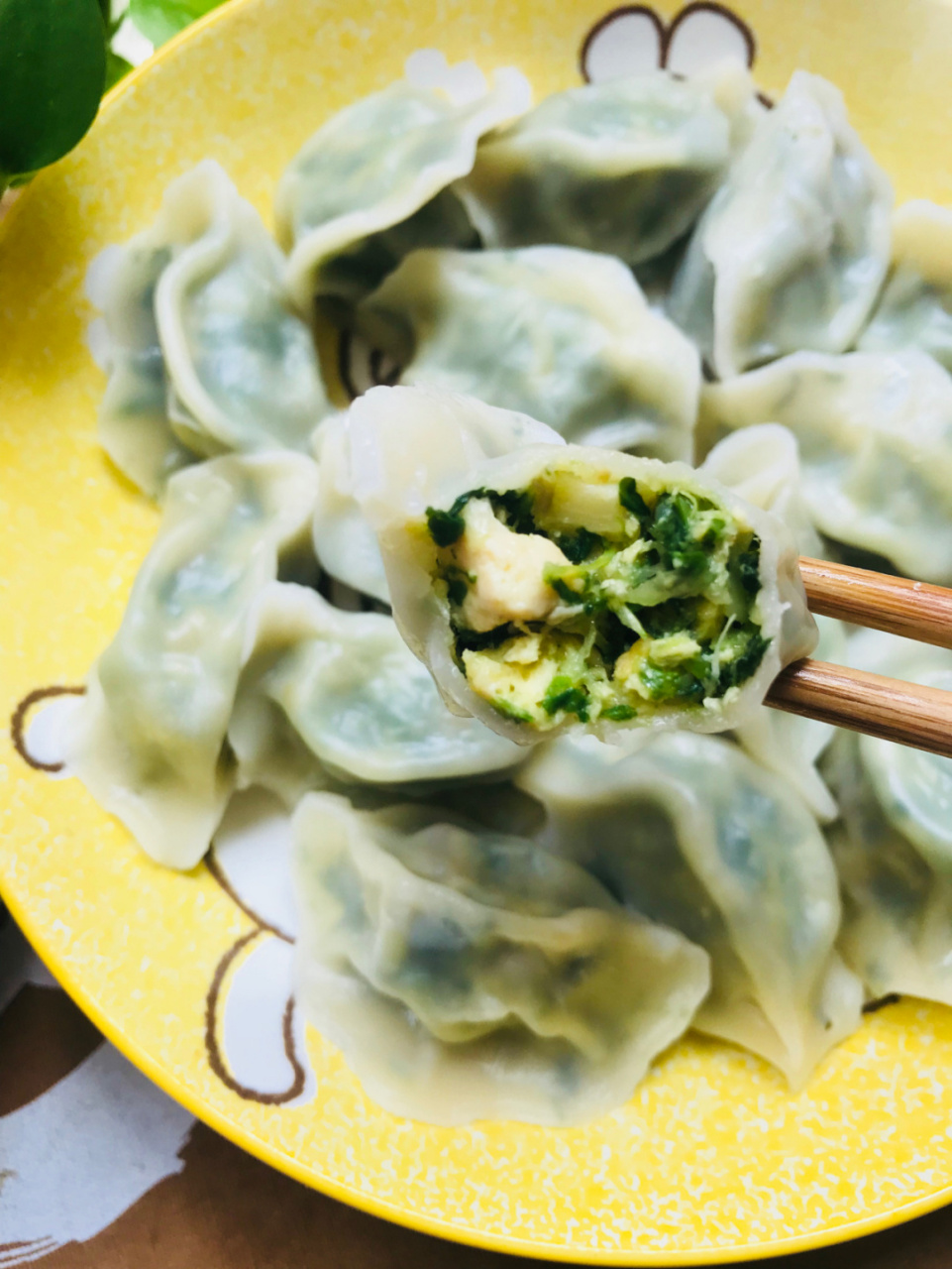 荠菜罗汉笋水饺家里水饺的囤货是不会断的,每次去超市都会买一点思念