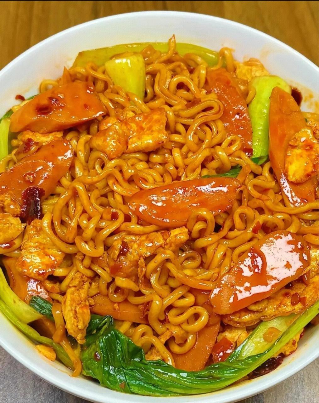 炒方便面[鸡蛋] 饿了吧,饿了就起来整碗方便面吃吃吧~  #美食周计划第