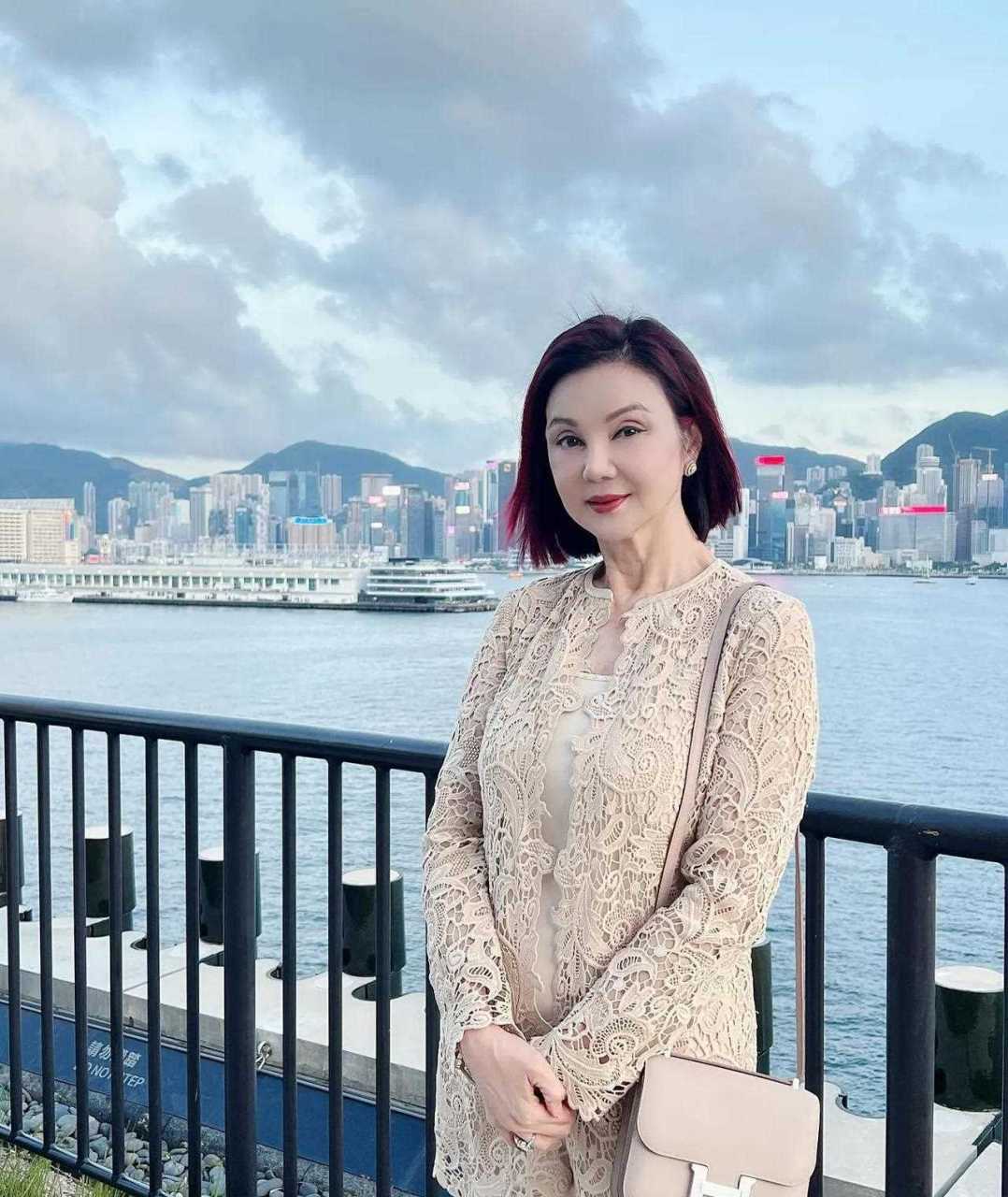 香港富豪林建岳前妻谢玲玲的近照,她看起来依然很有气质