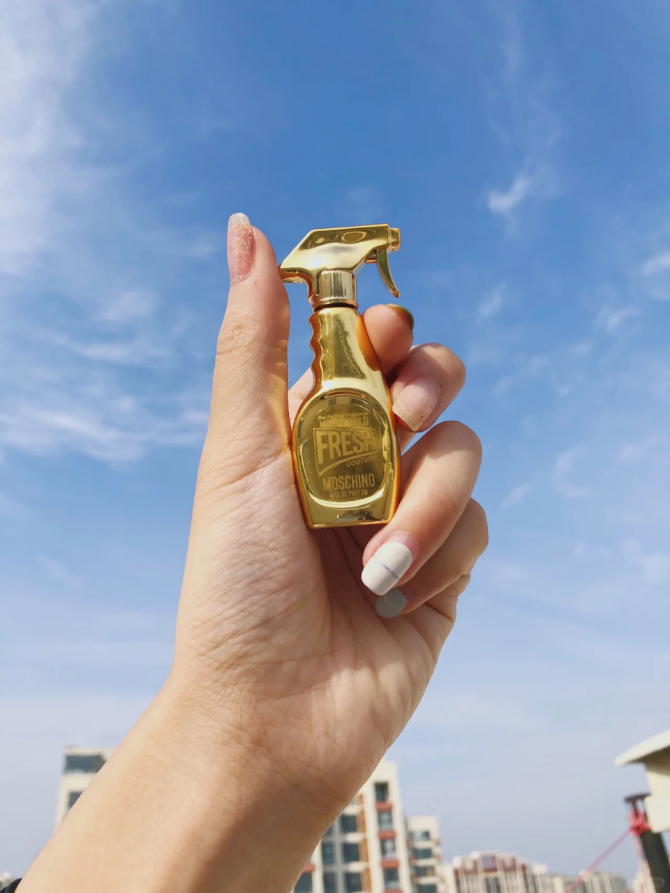 依旧是莫斯奇诺的moschino清洁剂香水小样 超级可爱,很有质感!