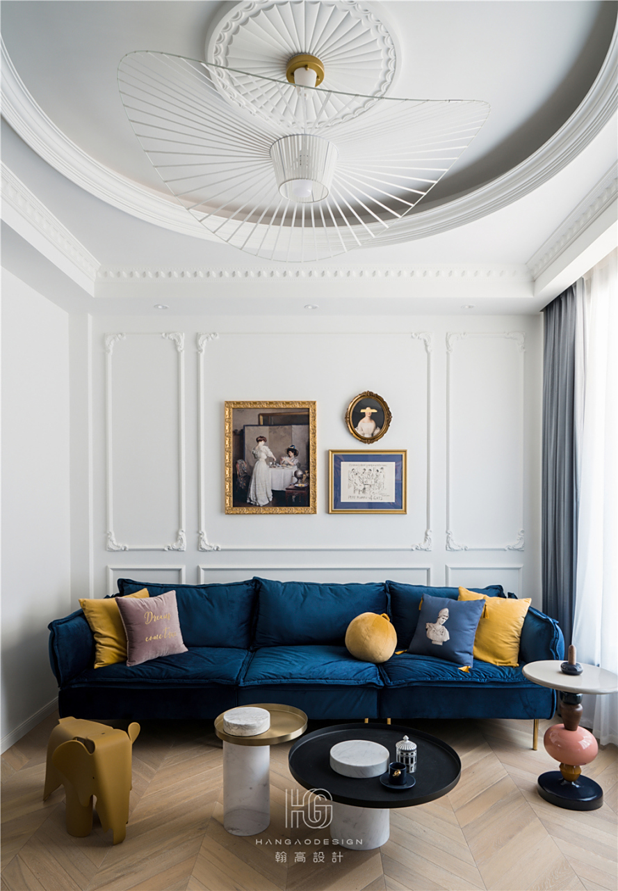 客厅顶部特别设计了一个圆形的法式吊顶,"天圆地方"聚集灵气,而圆形