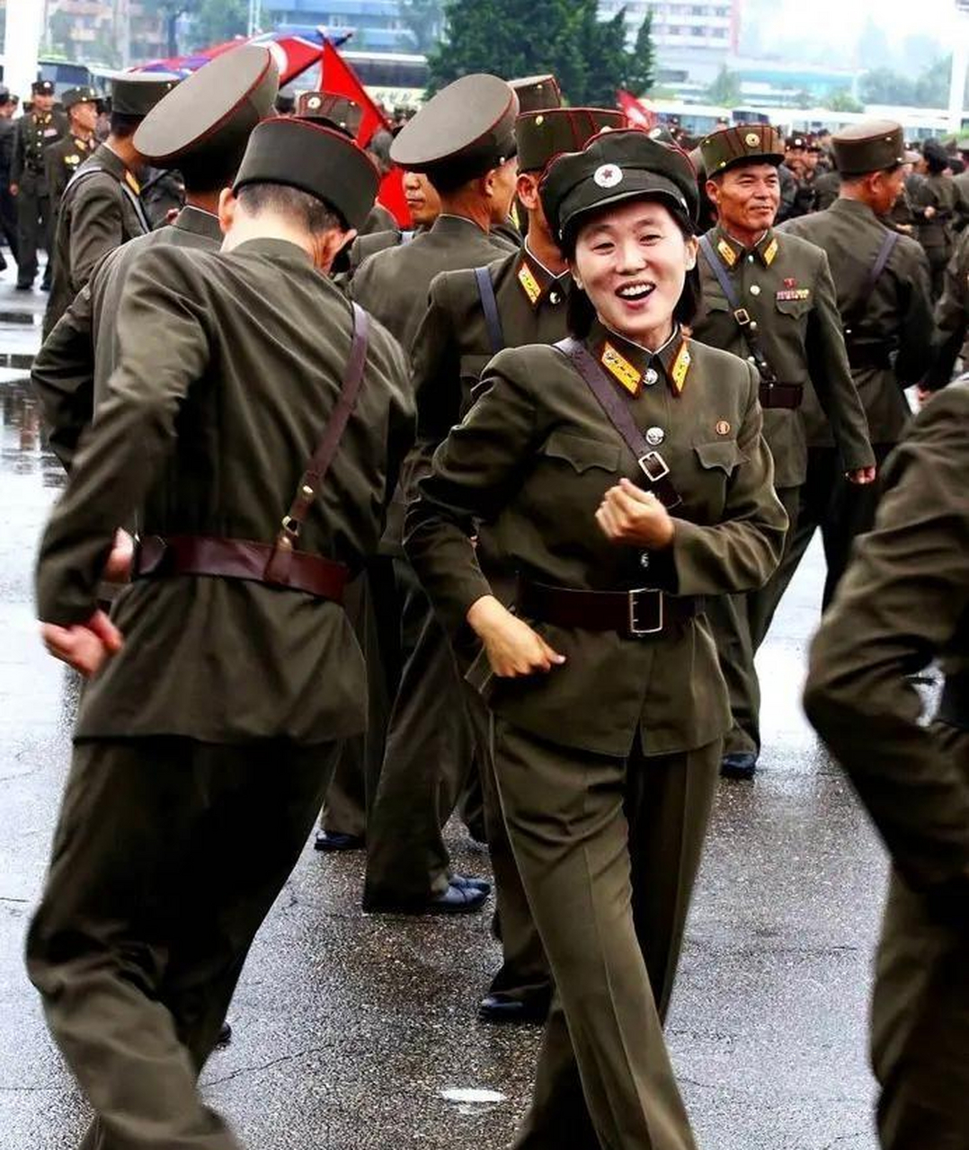 这张照片拍摄于2012年,阅兵后朝鲜军人兴高采烈的跳着舞