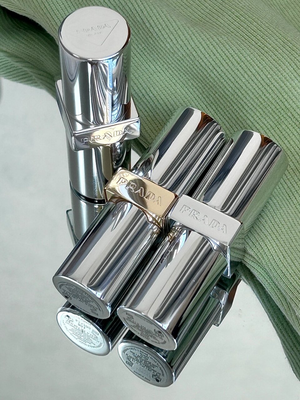 prada出口红了!