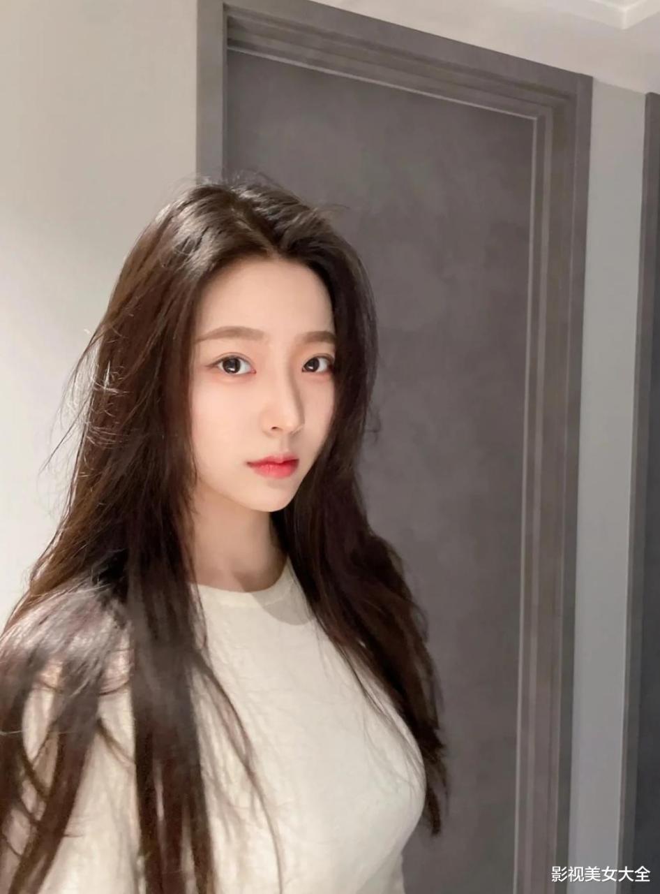 楼下发廊女老板,今年26岁还是单身,长发浓眉大眼高颜值气质型美女