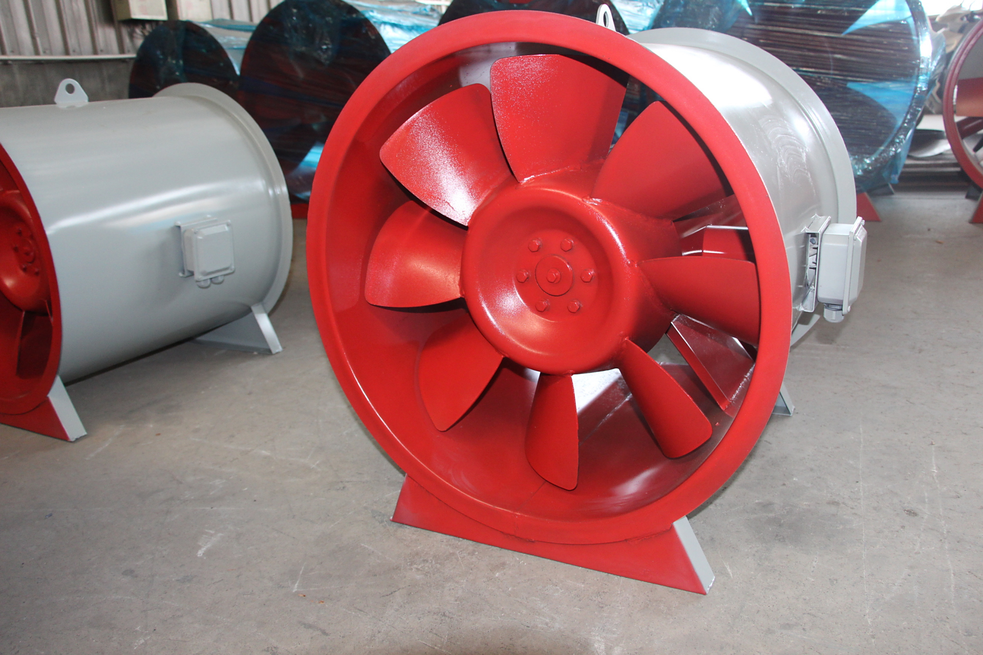 正压送风机一般装于建筑物顶,与各层的正压风阀联动